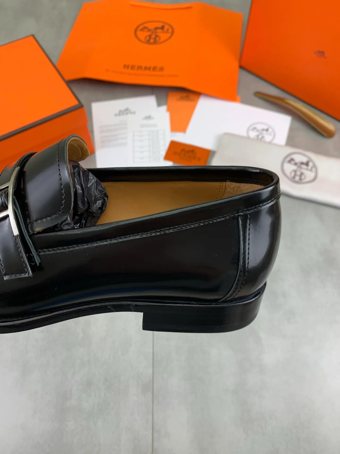 Factory price P980 💰💎💎💎 Original genuine leather outsole Brand: Hermès Grade: Same as the official website Original quality materials: Original soft calfskin Water-dyed cowhide lining Original Italian genuine leather outsole Style categories: Men's fashion Formal casual leather shoes Slip-on men's shoes series Young fashion European and American trends British style Code number: 39-45 (38.46 can be customized)